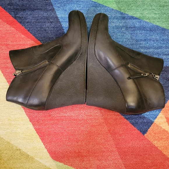 UGG Ankle Boots Women’s Meredith Preowned Wedge Black Leather Side Zippers 9.5 - Picture 6 of 9